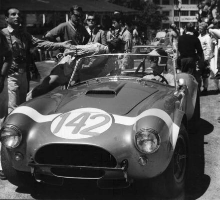 Phil Hill i Bob Bondurant - Shelby Cobra roadster.
